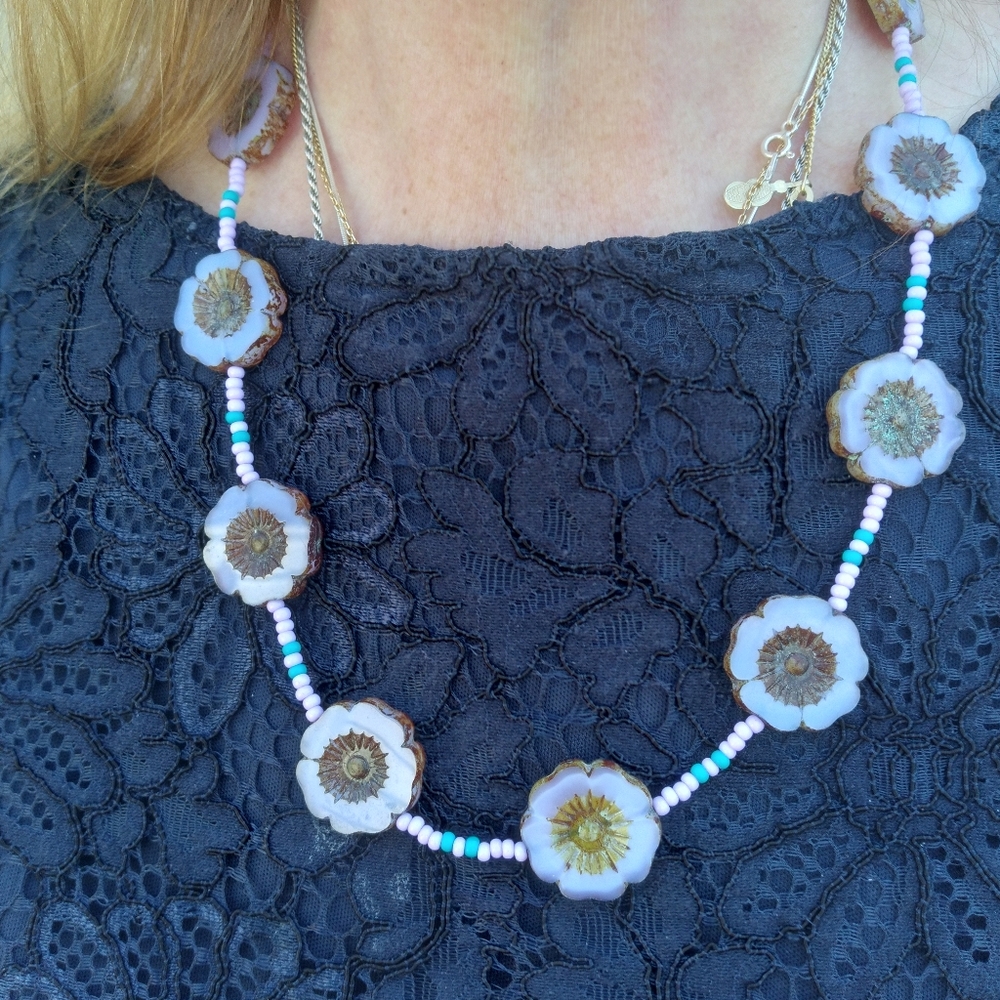 🌺 💥 22" seed bead Blue & Lavendar Czech Glass🌺Flower Necklace 😲